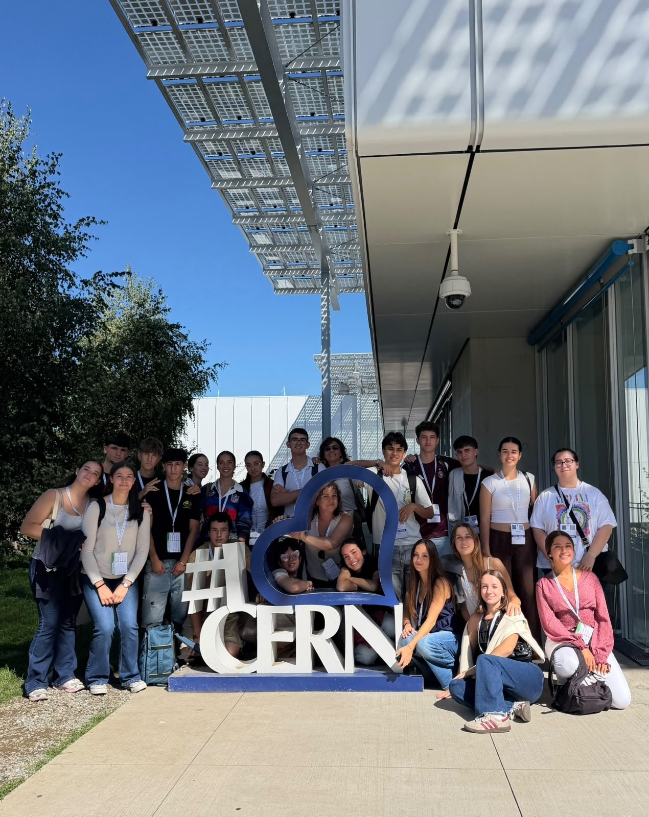 Alumnado del IES Castilla en el letrero #CERN