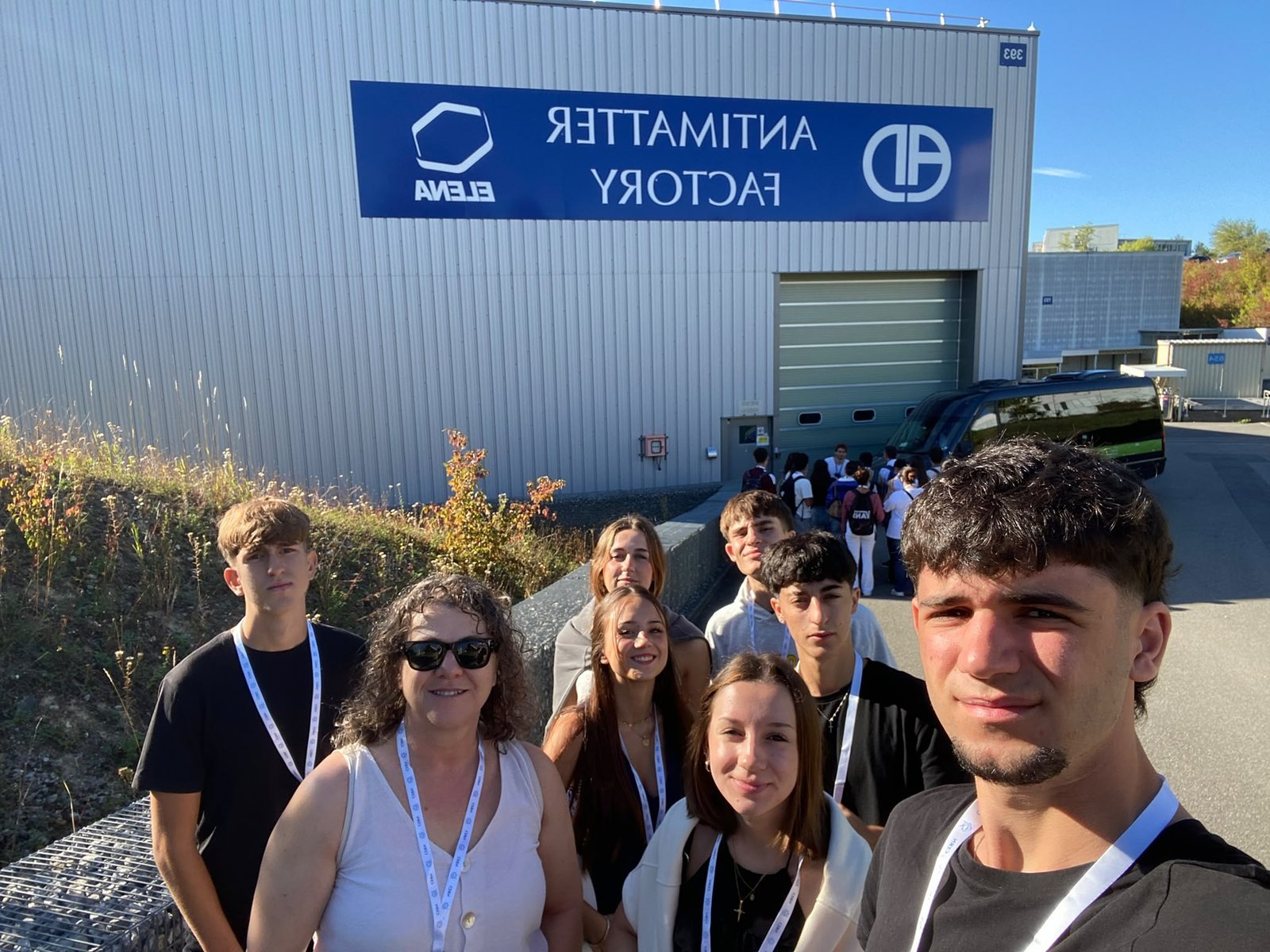 Alumnado ante la Antimatter Factory del CERN